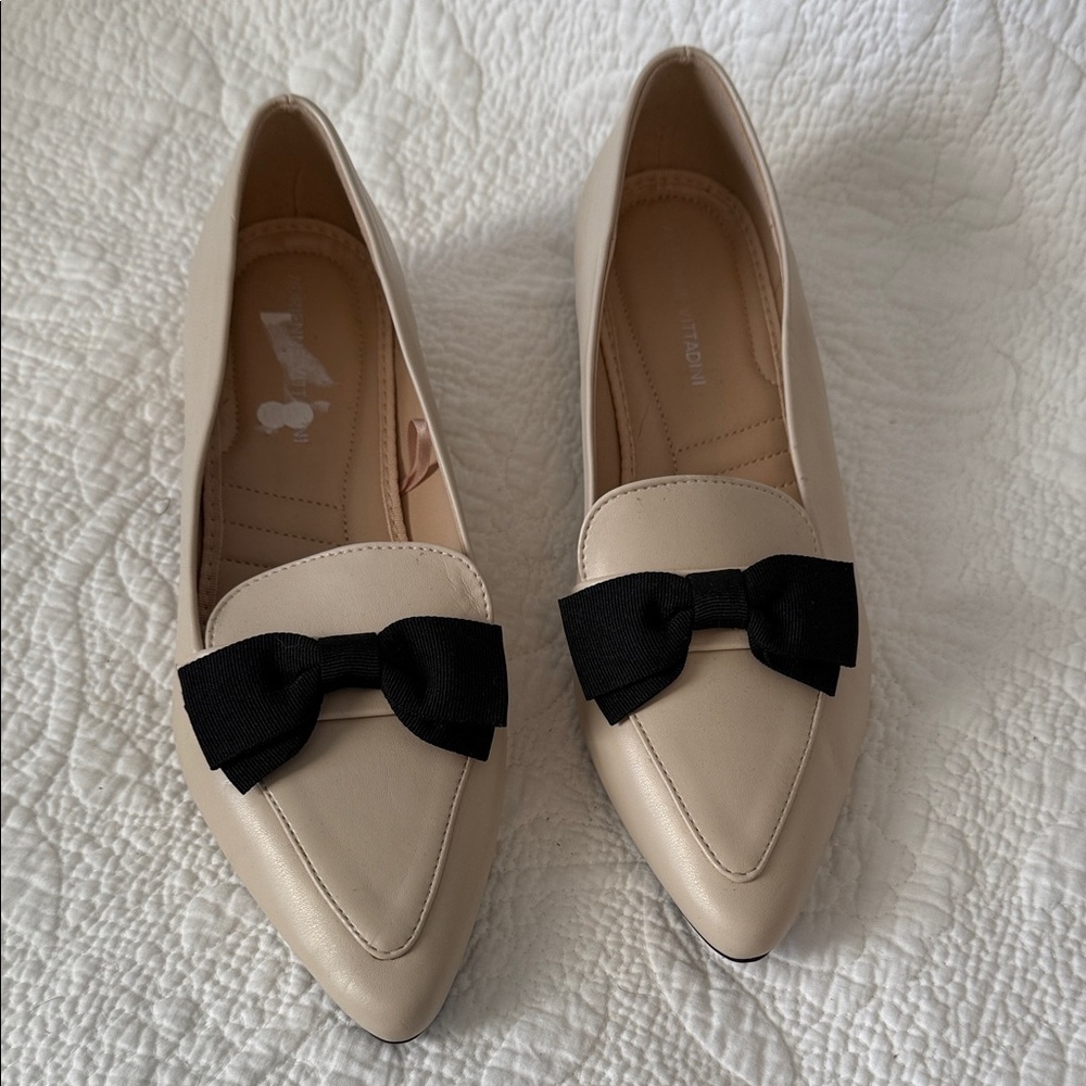 Adrienne Vittadini cream flats with black bow, size 9